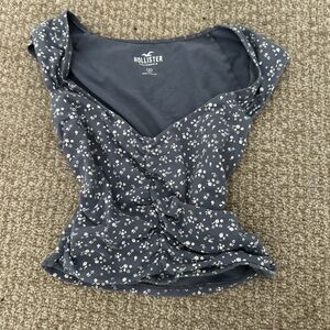 Hollister Navy Floral Women's Short Sleeve Top